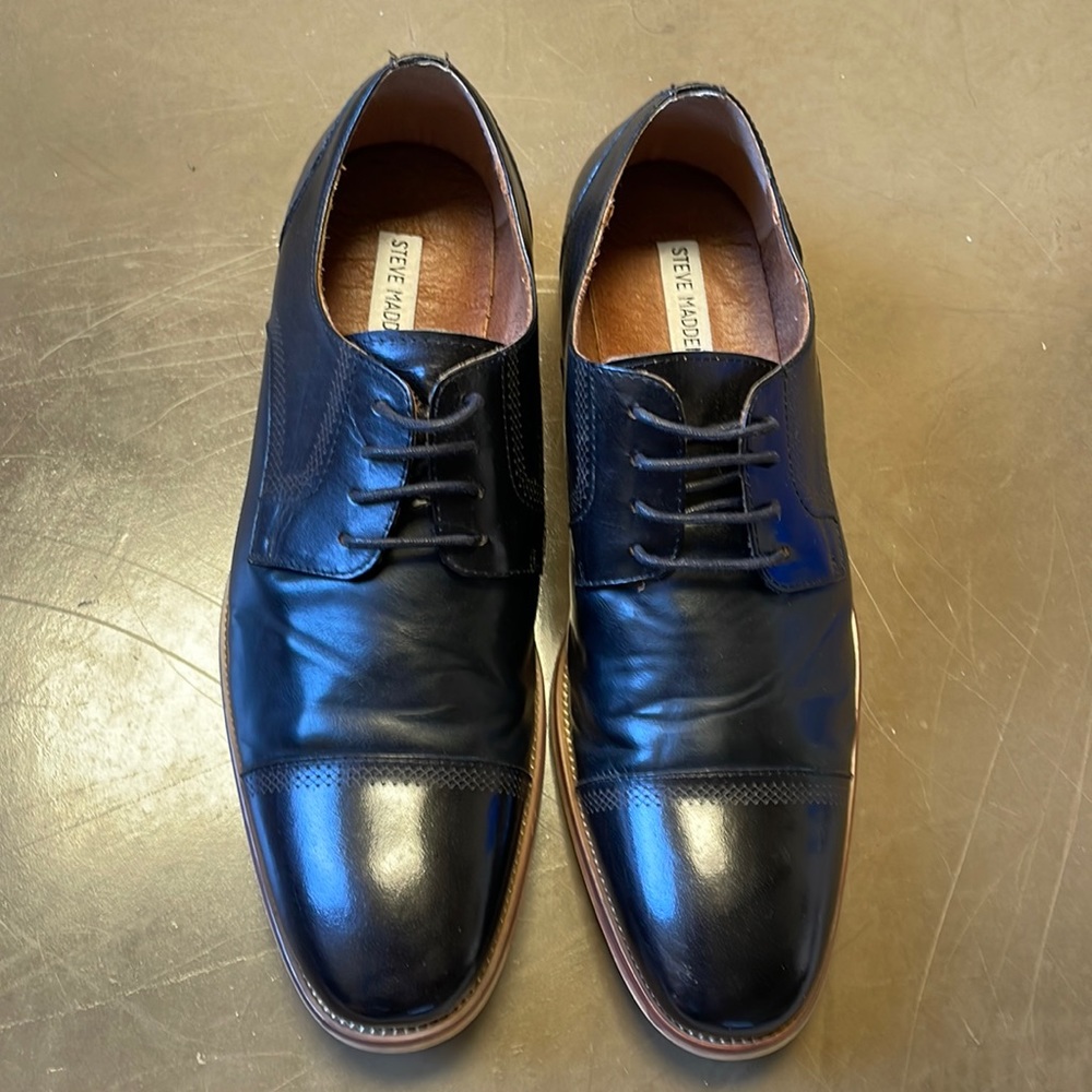 Barely worn Steve Madden black leather cap toe oxfords